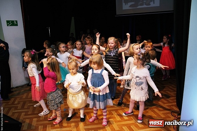 Zdjęcie w galerii na portalu naszraciborz.pl: Dzień Babci i Dziadka - barwne występy w MDK wiadomości z regionu