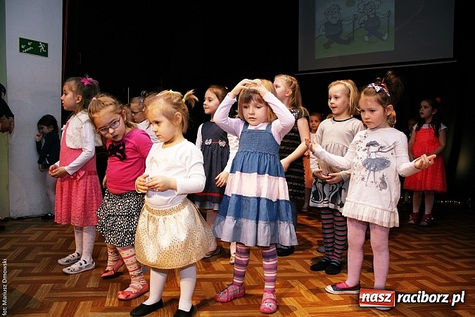 Zdjęcie w galerii na portalu naszraciborz.pl: Dzień Babci i Dziadka - barwne występy w MDK wiadomości z regionu