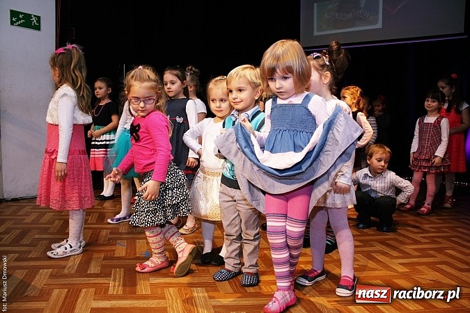 Zdjęcie w galerii na portalu naszraciborz.pl: Dzień Babci i Dziadka - barwne występy w MDK wiadomości z regionu