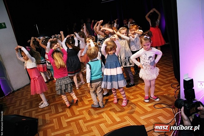 Zdjęcie w galerii na portalu naszraciborz.pl: Dzień Babci i Dziadka - barwne występy w MDK wiadomości z regionu