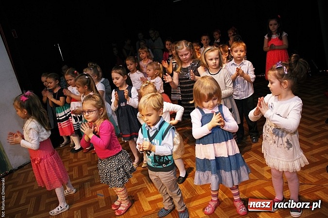 Zdjęcie w galerii na portalu naszraciborz.pl: Dzień Babci i Dziadka - barwne występy w MDK wiadomości z regionu