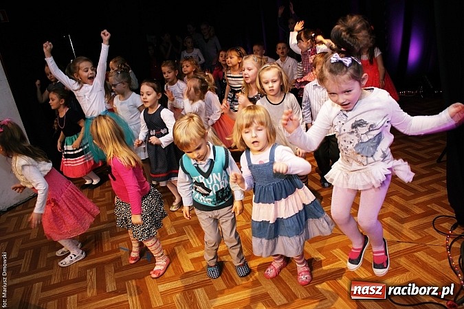 Zdjęcie w galerii na portalu naszraciborz.pl: Dzień Babci i Dziadka - barwne występy w MDK wiadomości z regionu