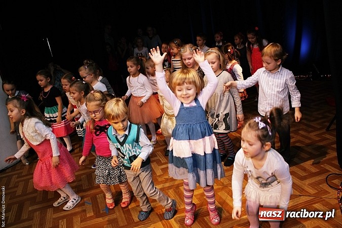 Zdjęcie w galerii na portalu naszraciborz.pl: Dzień Babci i Dziadka - barwne występy w MDK wiadomości z regionu