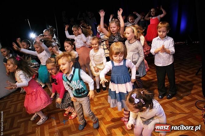 Zdjęcie w galerii na portalu naszraciborz.pl: Dzień Babci i Dziadka - barwne występy w MDK wiadomości z regionu