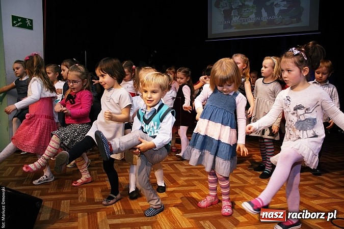 Zdjęcie w galerii na portalu naszraciborz.pl: Dzień Babci i Dziadka - barwne występy w MDK wiadomości z regionu