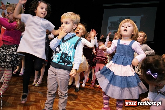 Zdjęcie w galerii na portalu naszraciborz.pl: Dzień Babci i Dziadka - barwne występy w MDK wiadomości z regionu
