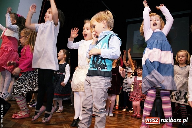 Zdjęcie w galerii na portalu naszraciborz.pl: Dzień Babci i Dziadka - barwne występy w MDK wiadomości z regionu