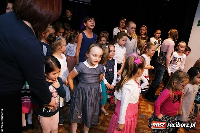 Zdjęcie w galerii na portalu naszraciborz.pl: Dzień Babci i Dziadka - barwne występy w MDK wiadomości z regionu