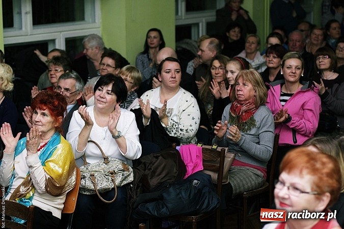 Zdjęcie w galerii na portalu naszraciborz.pl: Dzień Babci i Dziadka - barwne występy w MDK wiadomości z regionu