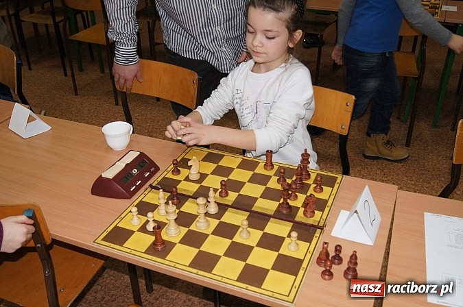 Zdjęcie w galerii na portalu naszraciborz.pl: X edycja międzyszkolnego Turnieju Szachowego o Puchar Dyrektora SP 4  wiadomości z regionu