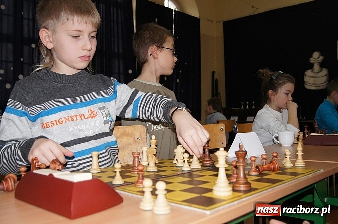 Zdjęcie w galerii na portalu naszraciborz.pl: X edycja międzyszkolnego Turnieju Szachowego o Puchar Dyrektora SP 4  wiadomości z regionu