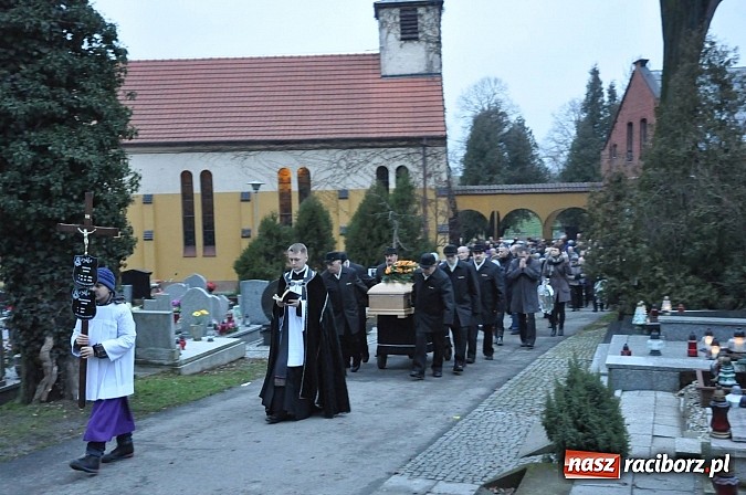 Zdjęcie w galerii na portalu naszraciborz.pl: Na cmentarzu Jeruzalem pożegnano dr Romę Łobos - córkę Kresów i symbol Solidarności wiadomości z regionu