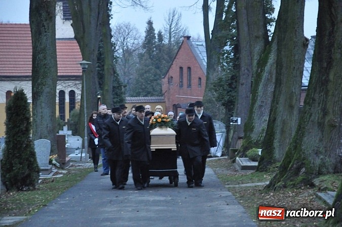 Zdjęcie w galerii na portalu naszraciborz.pl: Na cmentarzu Jeruzalem pożegnano dr Romę Łobos - córkę Kresów i symbol Solidarności wiadomości z regionu