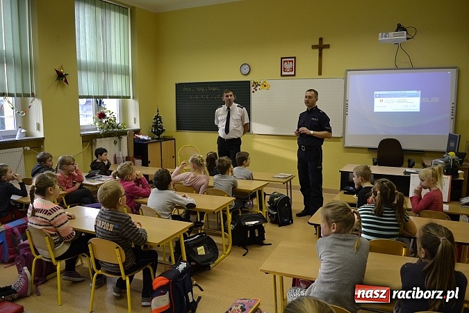 Zdjęcie w galerii na portalu naszraciborz.pl: Bezpieczne ferie – Hurtownia Elektryczna EL-BIS i Policja uczą najmłodszych  wiadomości z regionu