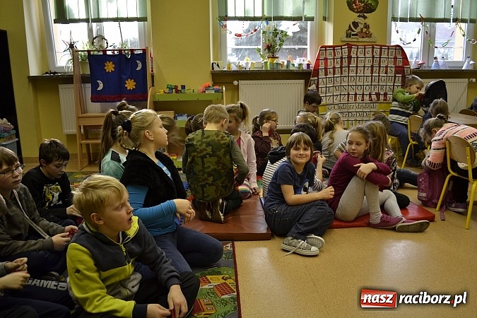 Zdjęcie w galerii na portalu naszraciborz.pl: Bezpieczne ferie – Hurtownia Elektryczna EL-BIS i Policja uczą najmłodszych  wiadomości z regionu