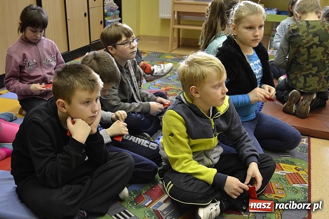 Zdjęcie w galerii na portalu naszraciborz.pl: Bezpieczne ferie – Hurtownia Elektryczna EL-BIS i Policja uczą najmłodszych  wiadomości z regionu