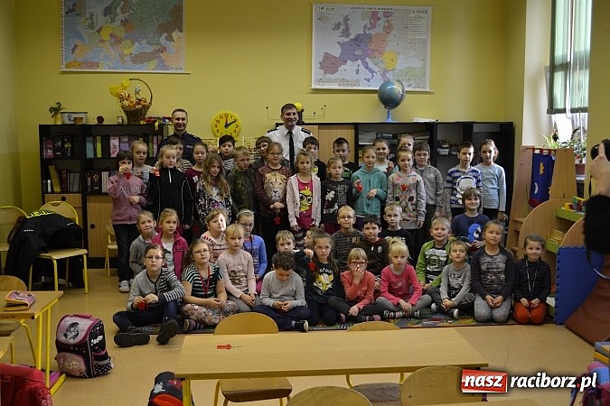 Zdjęcie w galerii na portalu naszraciborz.pl: Bezpieczne ferie – Hurtownia Elektryczna EL-BIS i Policja uczą najmłodszych  wiadomości z regionu