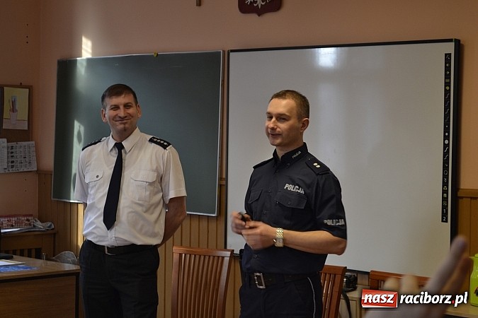 Zdjęcie w galerii na portalu naszraciborz.pl: Bezpieczne ferie – Hurtownia Elektryczna EL-BIS i Policja uczą najmłodszych  wiadomości z regionu