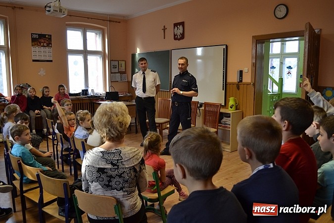 Zdjęcie w galerii na portalu naszraciborz.pl: Bezpieczne ferie – Hurtownia Elektryczna EL-BIS i Policja uczą najmłodszych  wiadomości z regionu