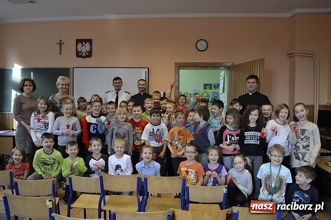 Zdjęcie w galerii na portalu naszraciborz.pl: Bezpieczne ferie – Hurtownia Elektryczna EL-BIS i Policja uczą najmłodszych  wiadomości z regionu