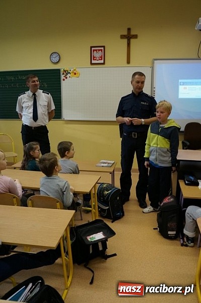 Zdjęcie w galerii na portalu naszraciborz.pl: Bezpieczne ferie – Hurtownia Elektryczna EL-BIS i Policja uczą najmłodszych  wiadomości z regionu