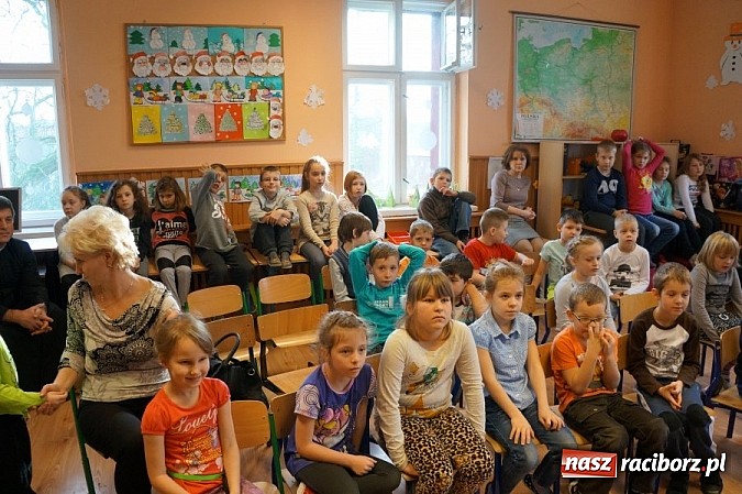 Zdjęcie w galerii na portalu naszraciborz.pl: Bezpieczne ferie – Hurtownia Elektryczna EL-BIS i Policja uczą najmłodszych  wiadomości z regionu