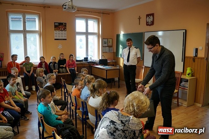 Zdjęcie w galerii na portalu naszraciborz.pl: Bezpieczne ferie – Hurtownia Elektryczna EL-BIS i Policja uczą najmłodszych  wiadomości z regionu