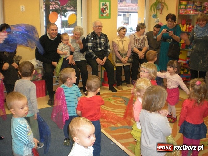Zdjęcie w galerii na portalu naszraciborz.pl: Godzina dla babci i dziadka w raciborskim żłobku  wiadomości z regionu