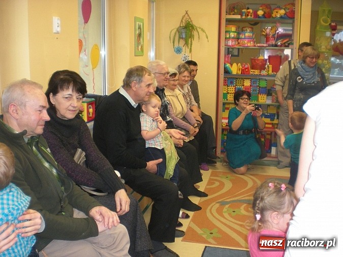 Zdjęcie w galerii na portalu naszraciborz.pl: Godzina dla babci i dziadka w raciborskim żłobku  wiadomości z regionu