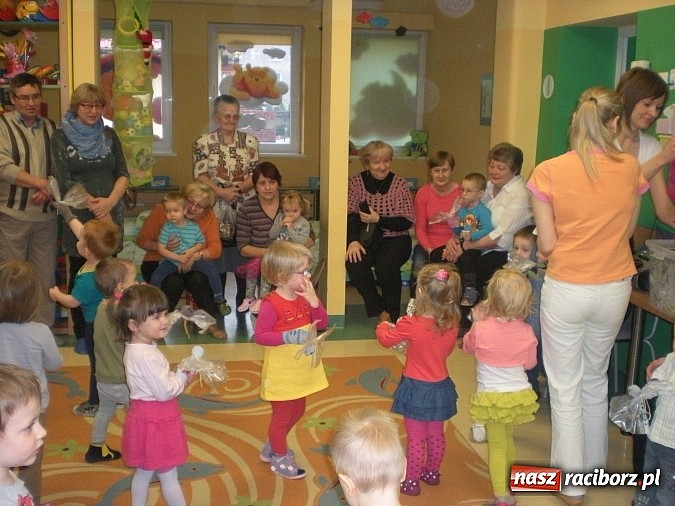 Zdjęcie w galerii na portalu naszraciborz.pl: Godzina dla babci i dziadka w raciborskim żłobku  wiadomości z regionu