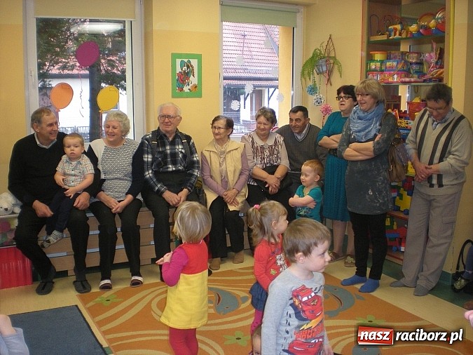 Zdjęcie w galerii na portalu naszraciborz.pl: Godzina dla babci i dziadka w raciborskim żłobku  wiadomości z regionu