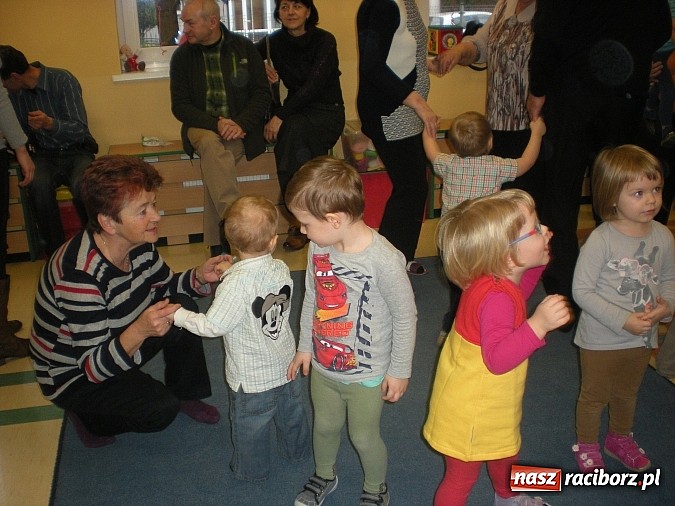 Zdjęcie w galerii na portalu naszraciborz.pl: Godzina dla babci i dziadka w raciborskim żłobku  wiadomości z regionu