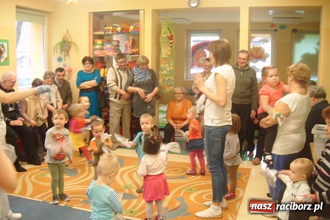 Zdjęcie w galerii na portalu naszraciborz.pl: Godzina dla babci i dziadka w raciborskim żłobku  wiadomości z regionu