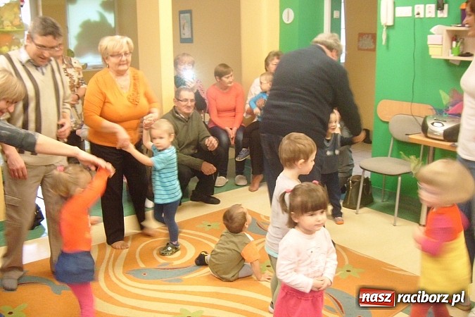 Zdjęcie w galerii na portalu naszraciborz.pl: Godzina dla babci i dziadka w raciborskim żłobku  wiadomości z regionu