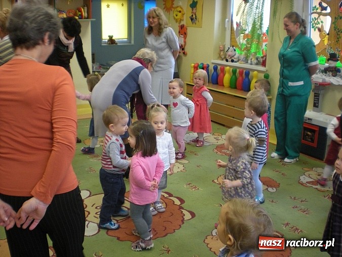 Zdjęcie w galerii na portalu naszraciborz.pl: Godzina dla babci i dziadka w raciborskim żłobku  wiadomości z regionu