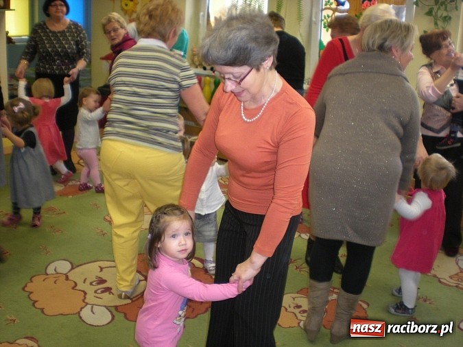 Zdjęcie w galerii na portalu naszraciborz.pl: Godzina dla babci i dziadka w raciborskim żłobku  wiadomości z regionu
