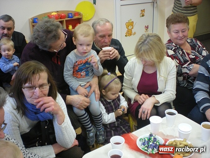 Zdjęcie w galerii na portalu naszraciborz.pl: Godzina dla babci i dziadka w raciborskim żłobku  wiadomości z regionu