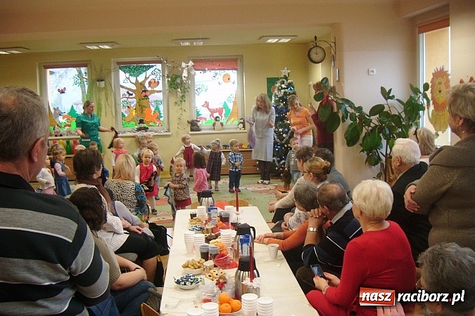 Zdjęcie w galerii na portalu naszraciborz.pl: Godzina dla babci i dziadka w raciborskim żłobku  wiadomości z regionu