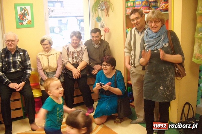 Zdjęcie w galerii na portalu naszraciborz.pl: Godzina dla babci i dziadka w raciborskim żłobku  wiadomości z regionu