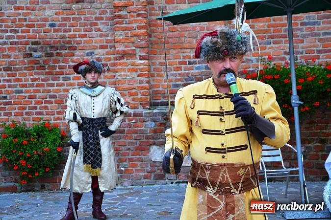 Zdjęcie w galerii na portalu naszraciborz.pl: Hełm, szyszak czy rogatywka – wojskowe nakrycia głowy. Niecodzienna wystawa na Zamku Piastowskim  wiadomości z regionu