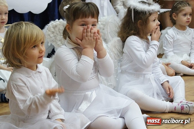 Zdjęcie w galerii na portalu naszraciborz.pl: Babcie i dziadkowie ze smartfonami na uroczystości w Nędzy  wiadomości z regionu