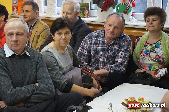 Zdjęcie w galerii na portalu naszraciborz.pl: Babcie i dziadkowie ze smartfonami na uroczystości w Nędzy  wiadomości z regionu