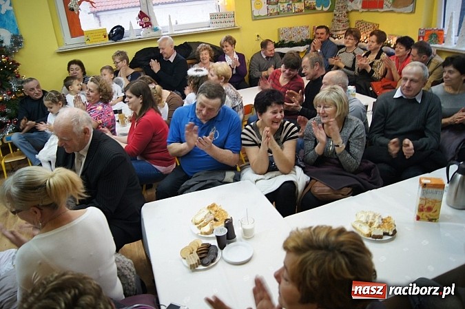 Zdjęcie w galerii na portalu naszraciborz.pl: Babcie i dziadkowie ze smartfonami na uroczystości w Nędzy  wiadomości z regionu