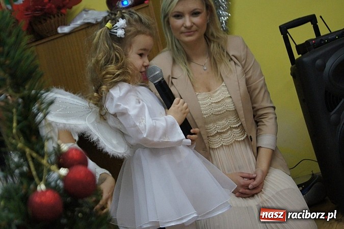 Zdjęcie w galerii na portalu naszraciborz.pl: Babcie i dziadkowie ze smartfonami na uroczystości w Nędzy  wiadomości z regionu