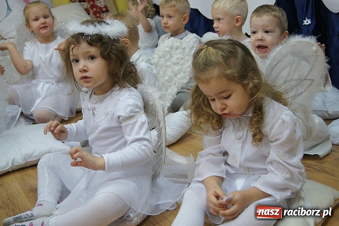 Zdjęcie w galerii na portalu naszraciborz.pl: Babcie i dziadkowie ze smartfonami na uroczystości w Nędzy  wiadomości z regionu