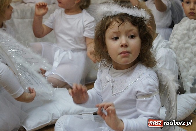 Zdjęcie w galerii na portalu naszraciborz.pl: Babcie i dziadkowie ze smartfonami na uroczystości w Nędzy  wiadomości z regionu