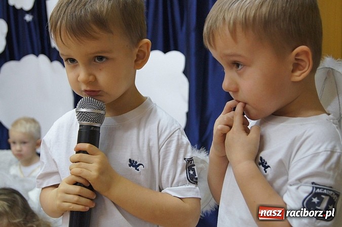 Zdjęcie w galerii na portalu naszraciborz.pl: Babcie i dziadkowie ze smartfonami na uroczystości w Nędzy  wiadomości z regionu