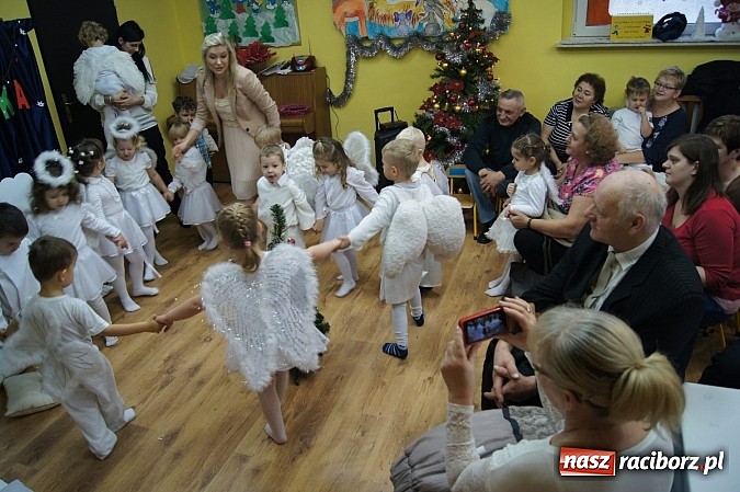 Zdjęcie w galerii na portalu naszraciborz.pl: Babcie i dziadkowie ze smartfonami na uroczystości w Nędzy  wiadomości z regionu