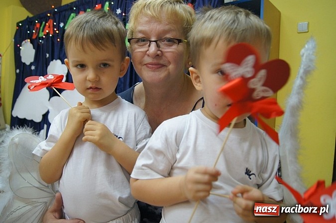 Zdjęcie w galerii na portalu naszraciborz.pl: Babcie i dziadkowie ze smartfonami na uroczystości w Nędzy  wiadomości z regionu