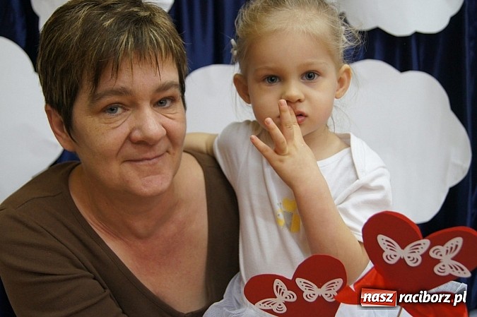 Zdjęcie w galerii na portalu naszraciborz.pl: Babcie i dziadkowie ze smartfonami na uroczystości w Nędzy  wiadomości z regionu